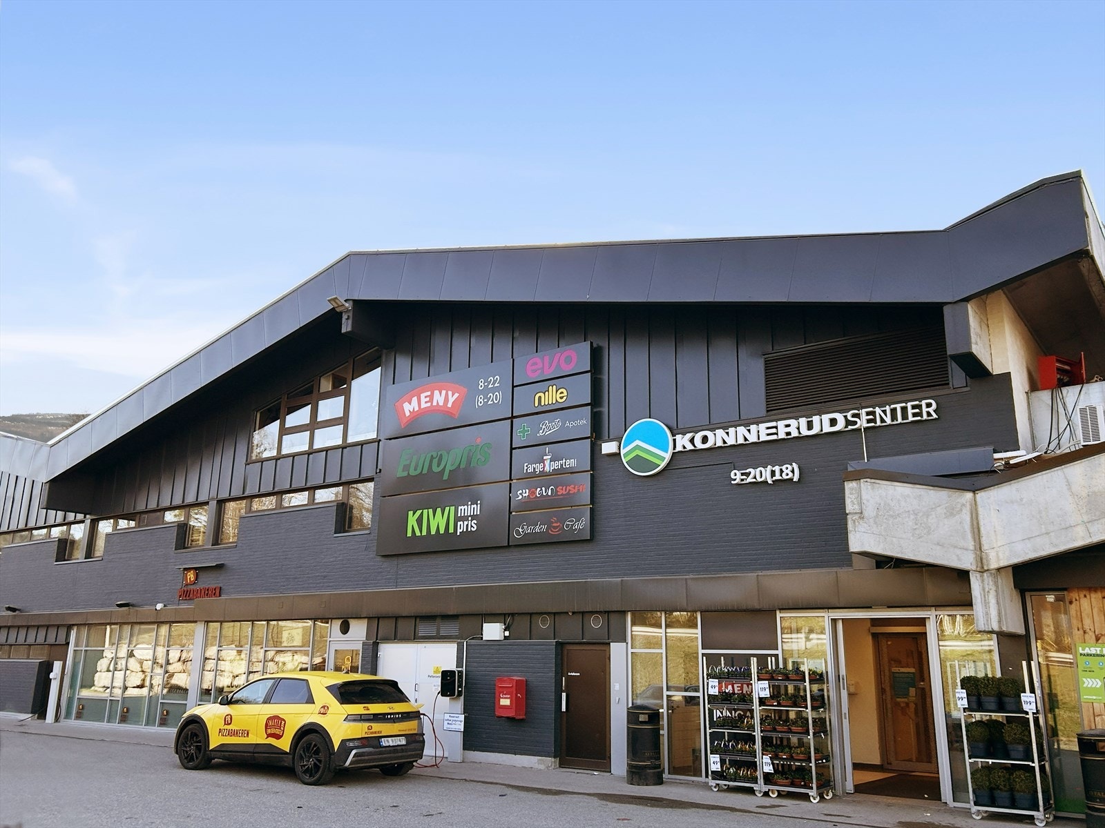 Konnerud Senter med ulike servicetilbud befinner seg i kort avstand fra eiendommen. Galleribilde