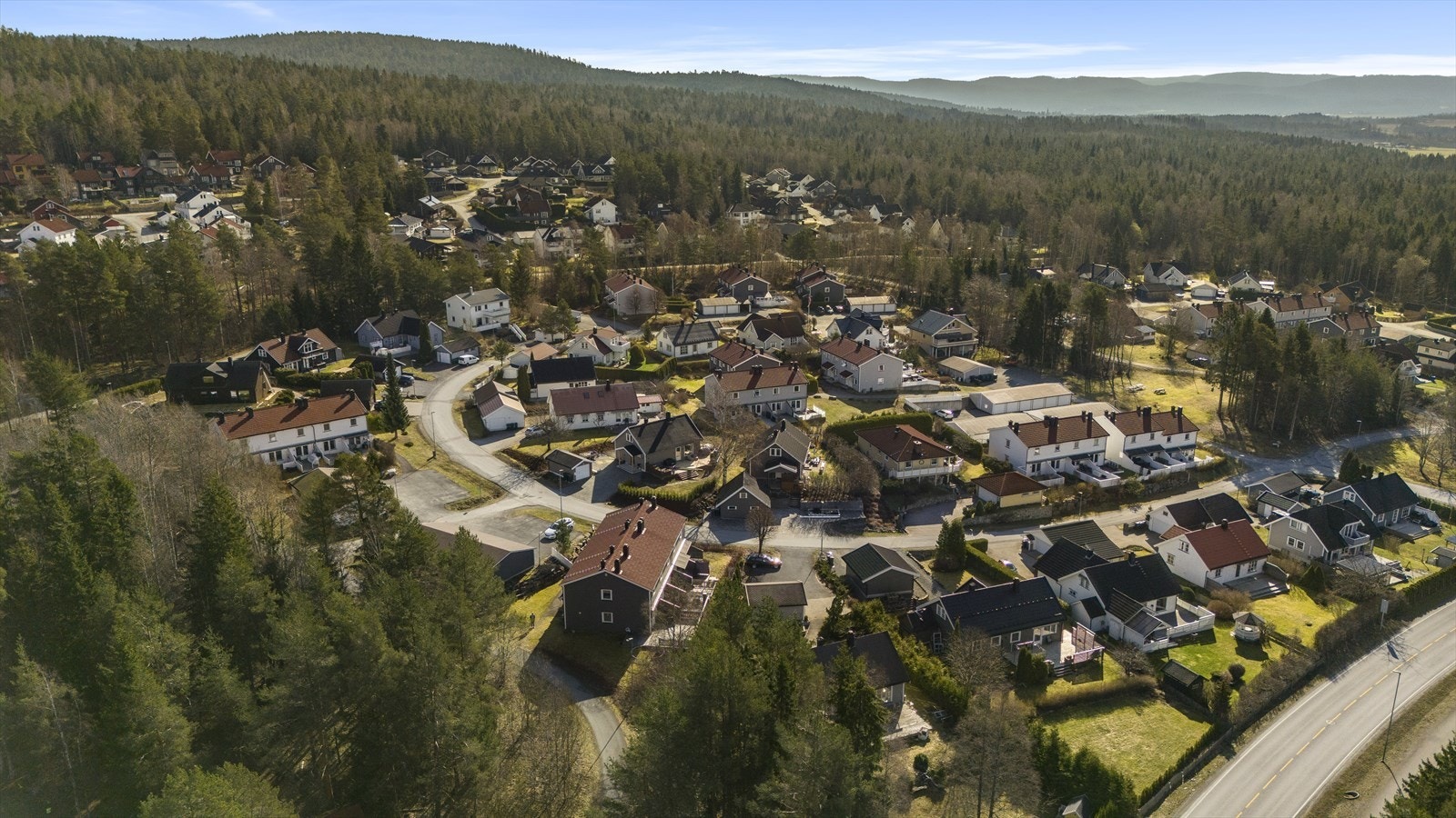 Nabolaget består av både rekkehus og eneboliger omkranset av skog og mark. Galleribilde