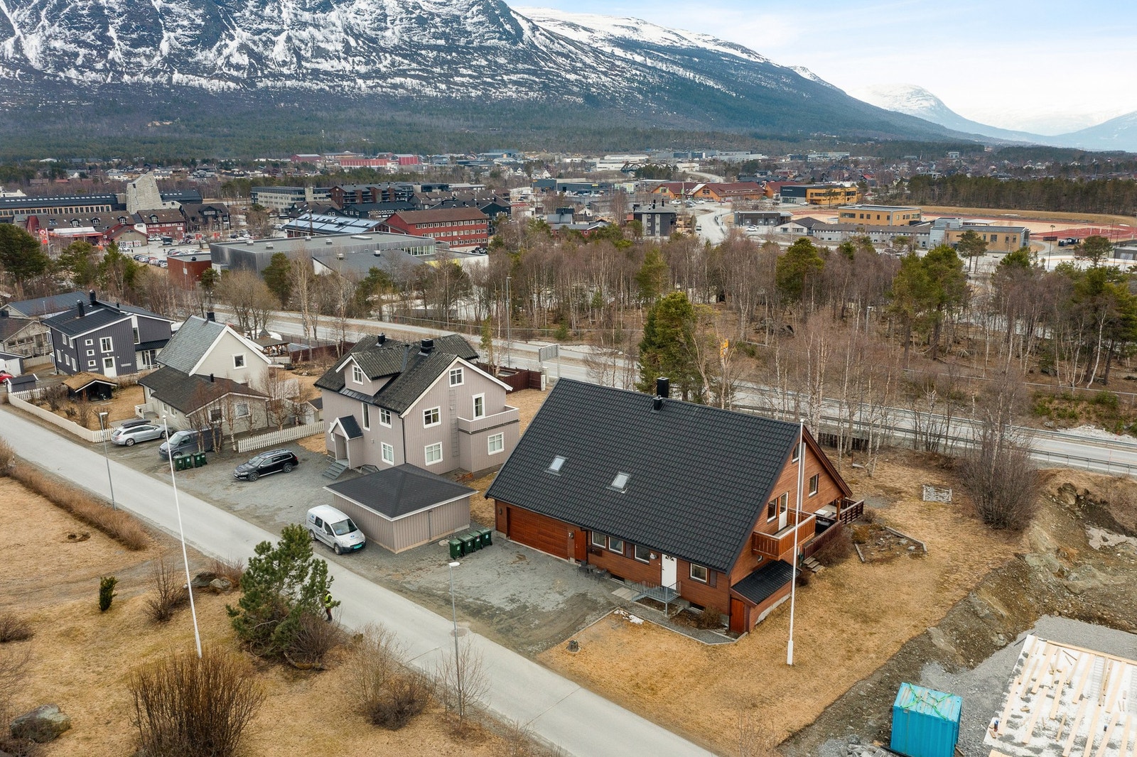Eiendommen har solrik beliggenhet i et etablert boligområde. Galleribilde