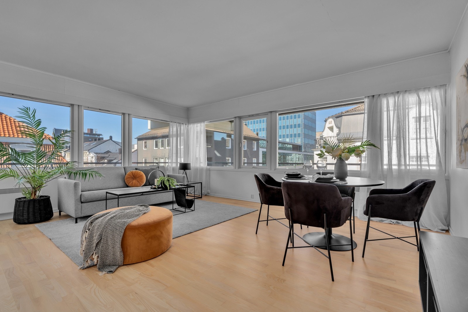 Glass til både sofagruppe og spisestuemøblement. Galleribilde