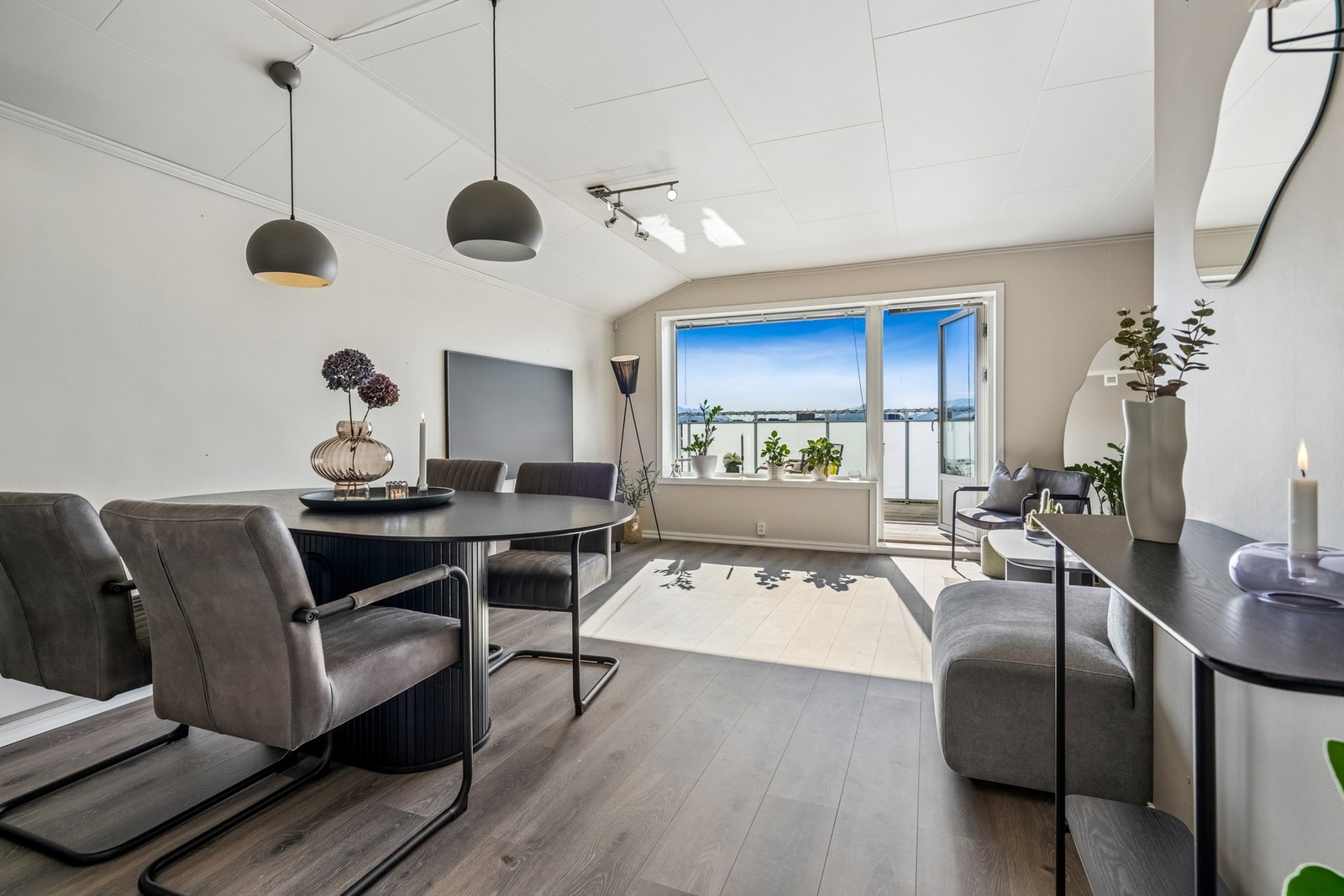 Velkommen inn - Romslig og lys stue med gode møbleringsmuligheter. Galleribilde