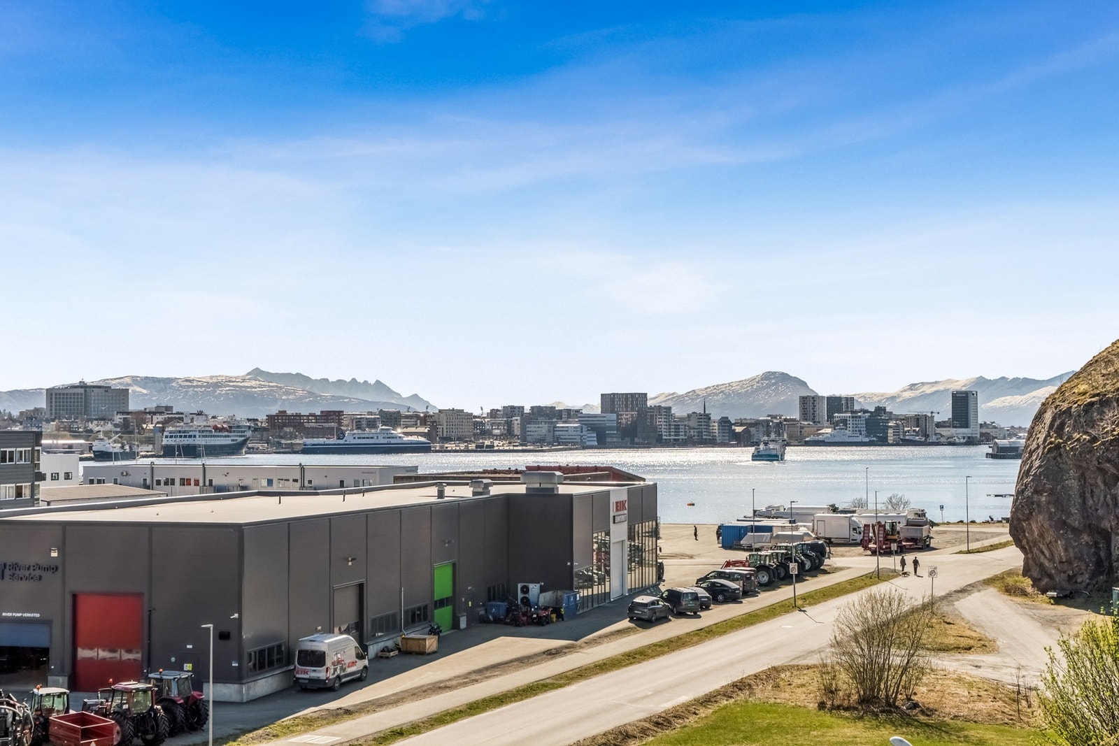 Fra leiligheten er det nydelig utsikt mot Børvasstindene og byen. Galleribilde