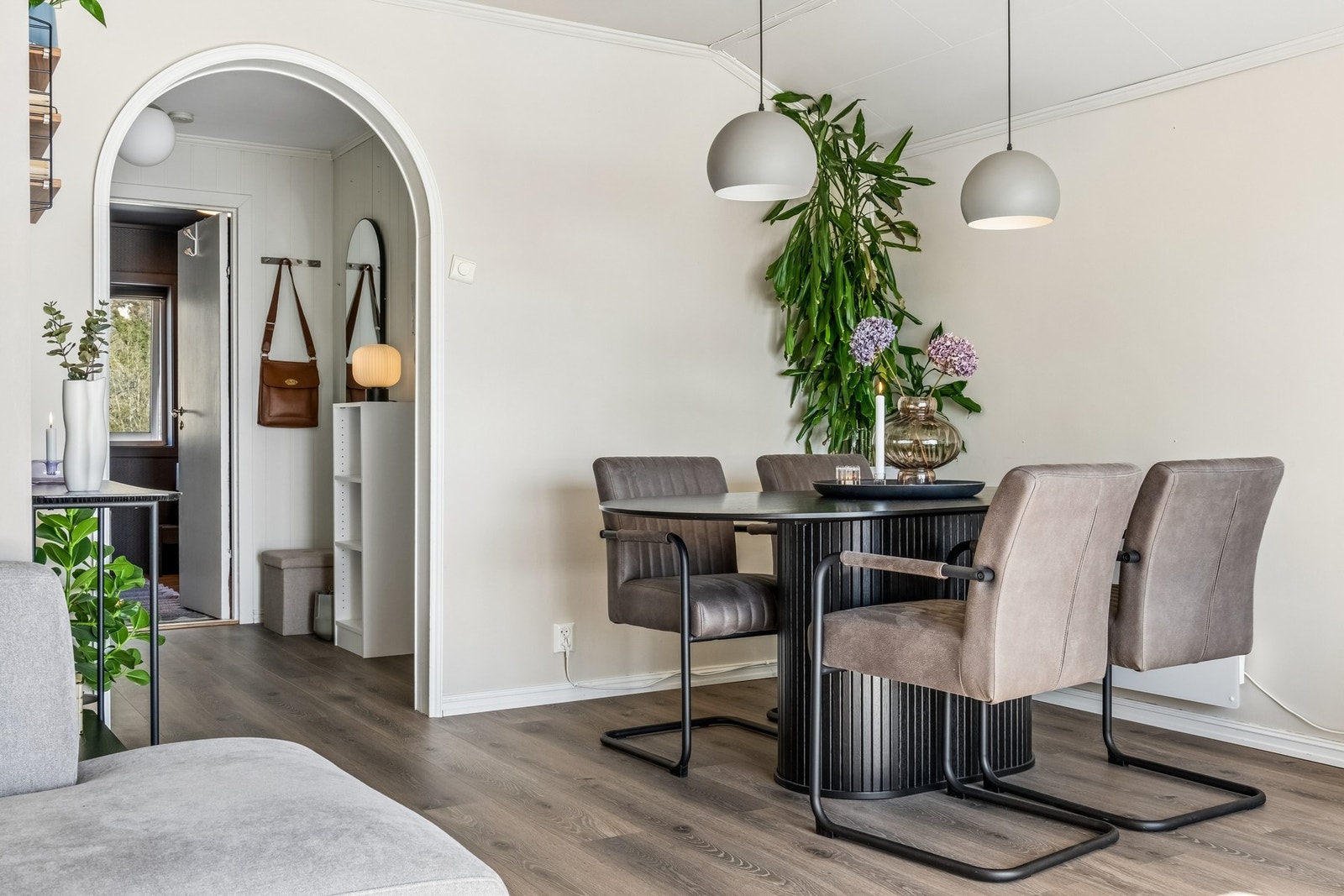 Spisestue - sett mot gangen og hovedsoverom. Galleribilde