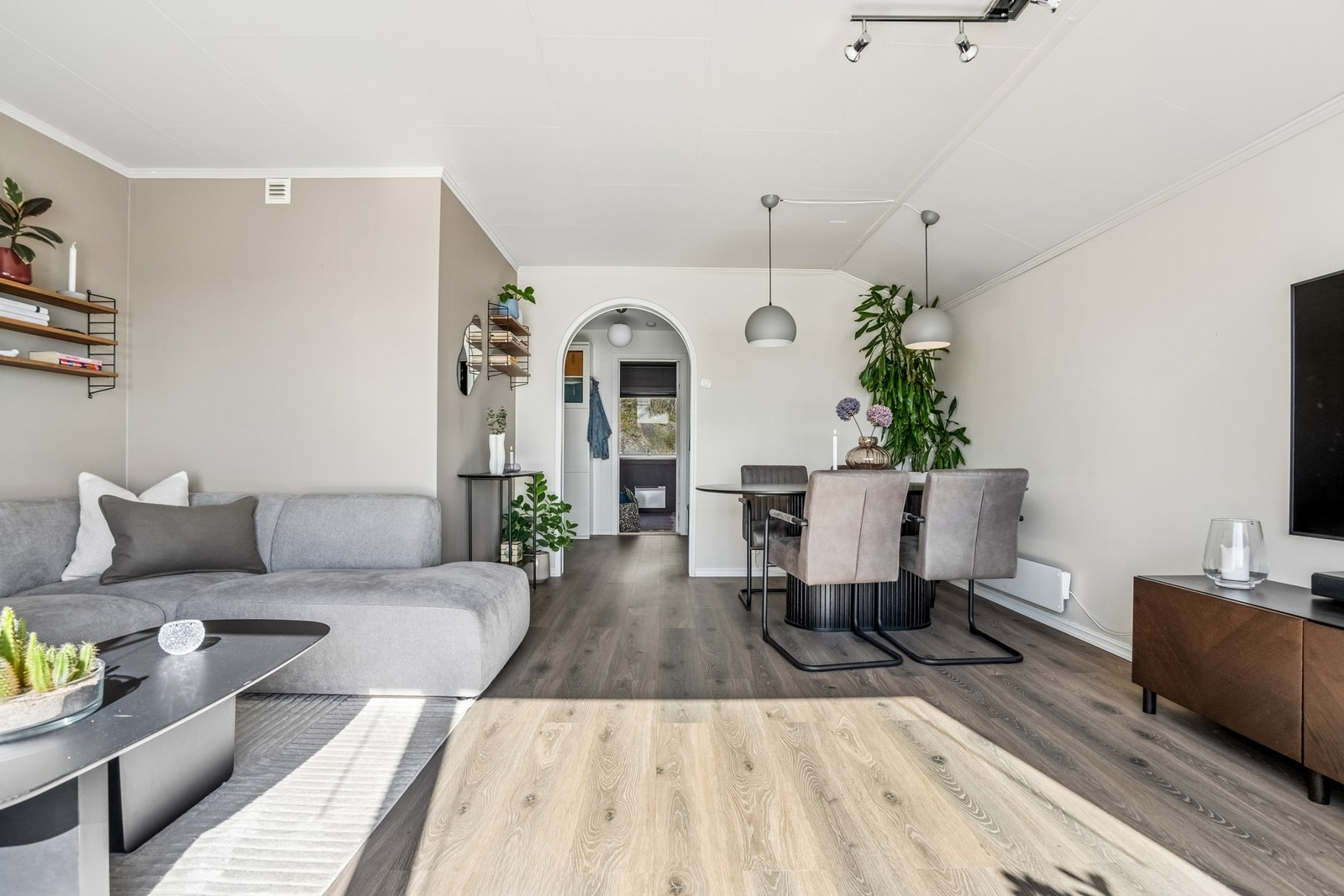 God plass til stort spisebord i stue, i tillegg til at det er plass til frokostbord på kjøkkenet. Galleribilde