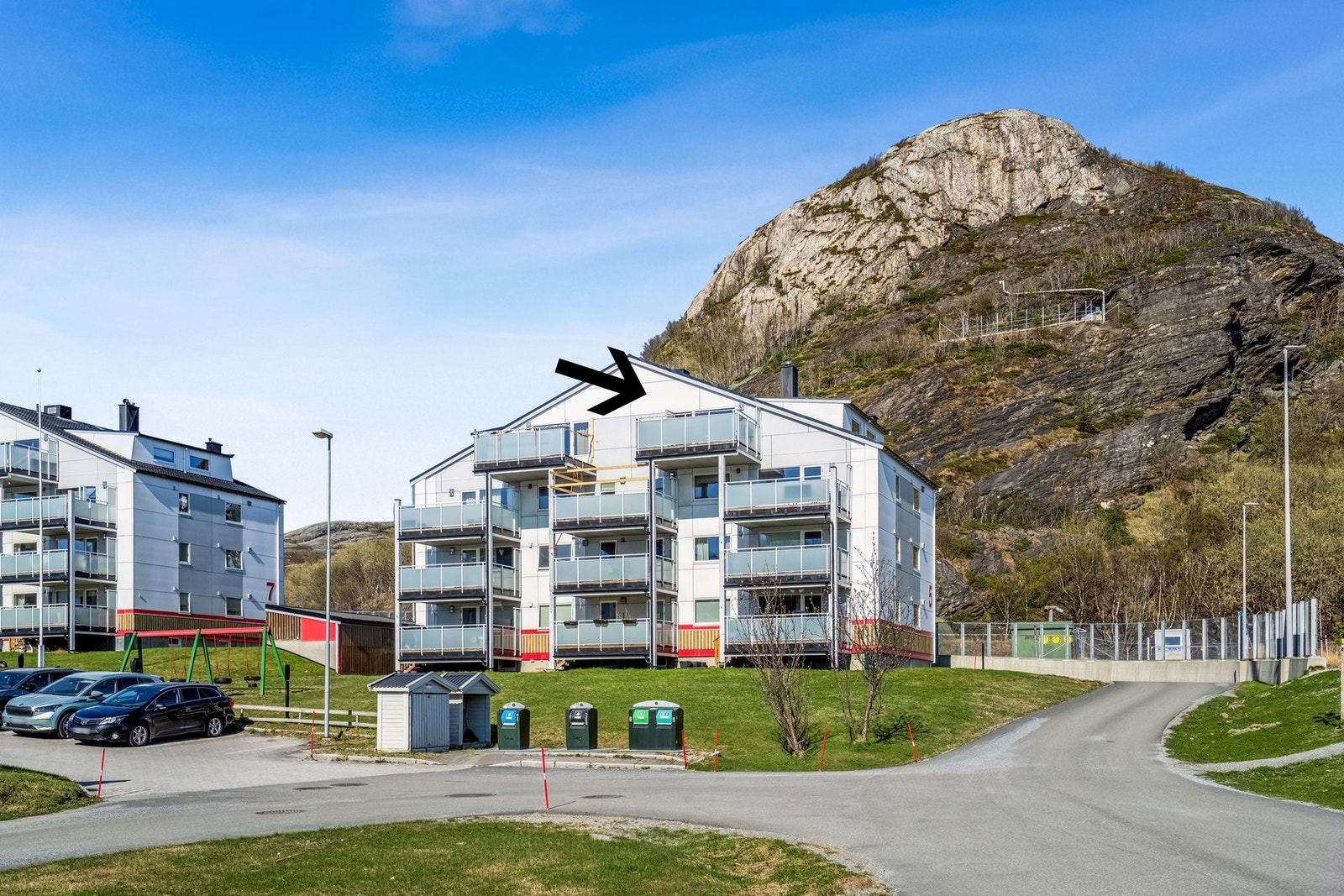 Leiligheten ligger i øverste etasje med praktfull utsikt og nydelige solforhold! Galleribilde