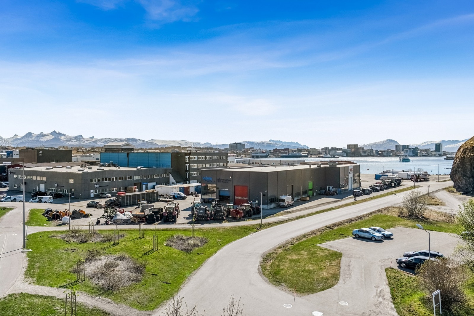Fra leiligheten er det nydelig utsikt mot Børvasstindene og byen. Galleribilde