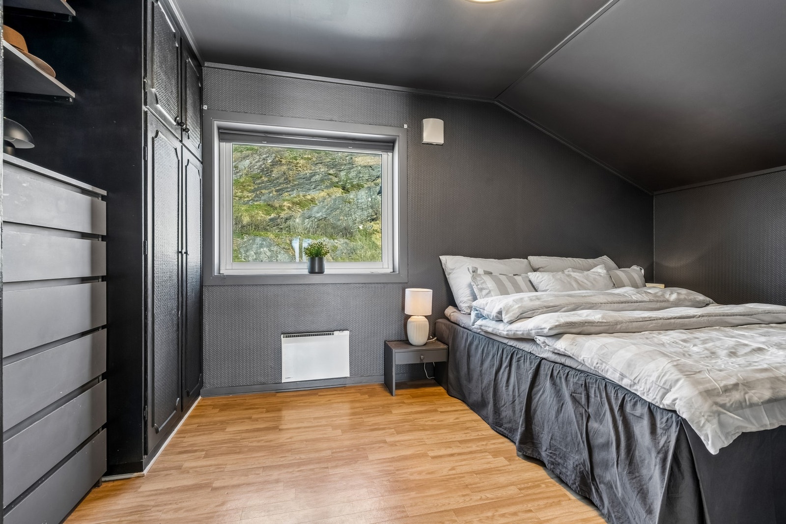 Hovedsoverom - rommene ligger på hver sin side av leiligheten. Galleribilde