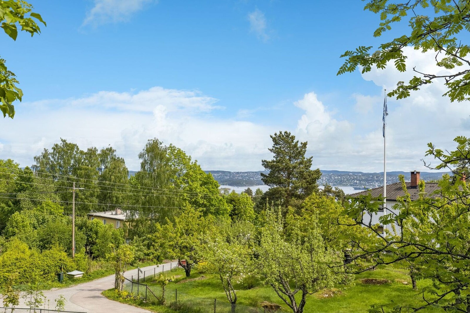 Herlig utsikt fra flere av uteplassene på eiendommen. Galleribilde