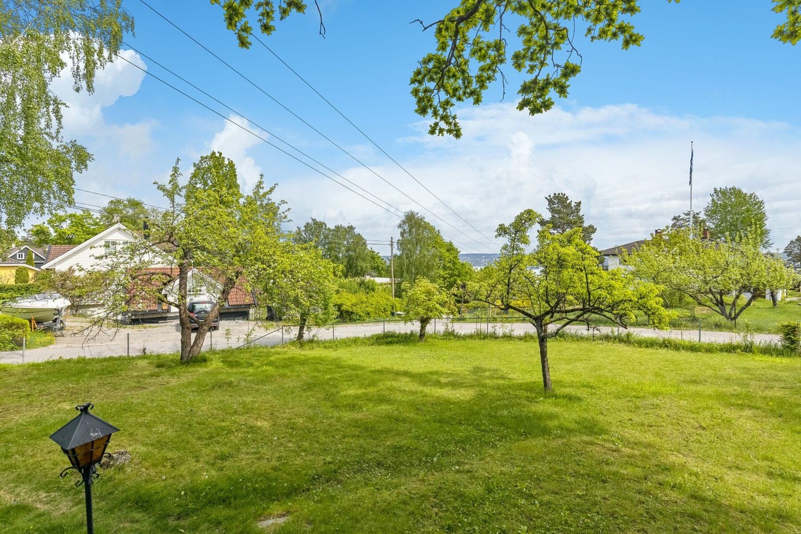 Hagen er vakkert opparbeidet med flere soner som glir harmonisk over i hverandre. En boltreplass for små og store. Galleribilde