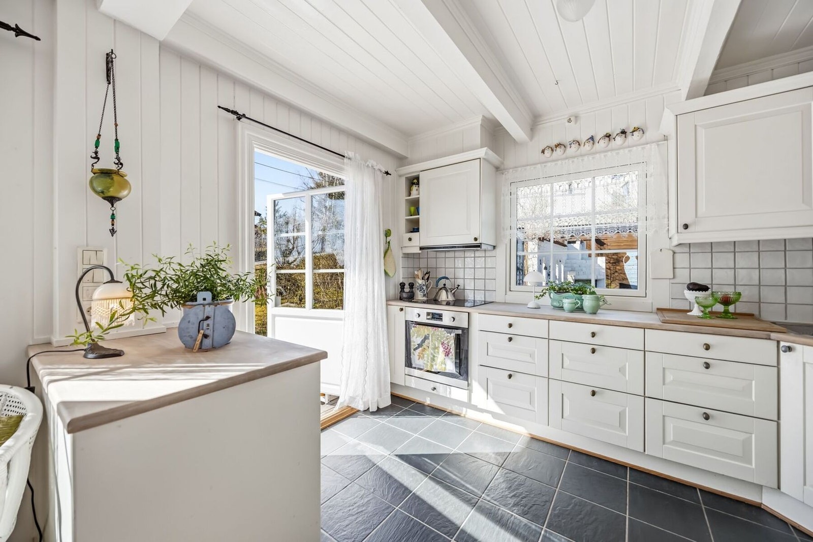 Direkte utgang til terrasse som går rundt boligen, og er i hovedsak syd og vestvendt. Galleribilde
