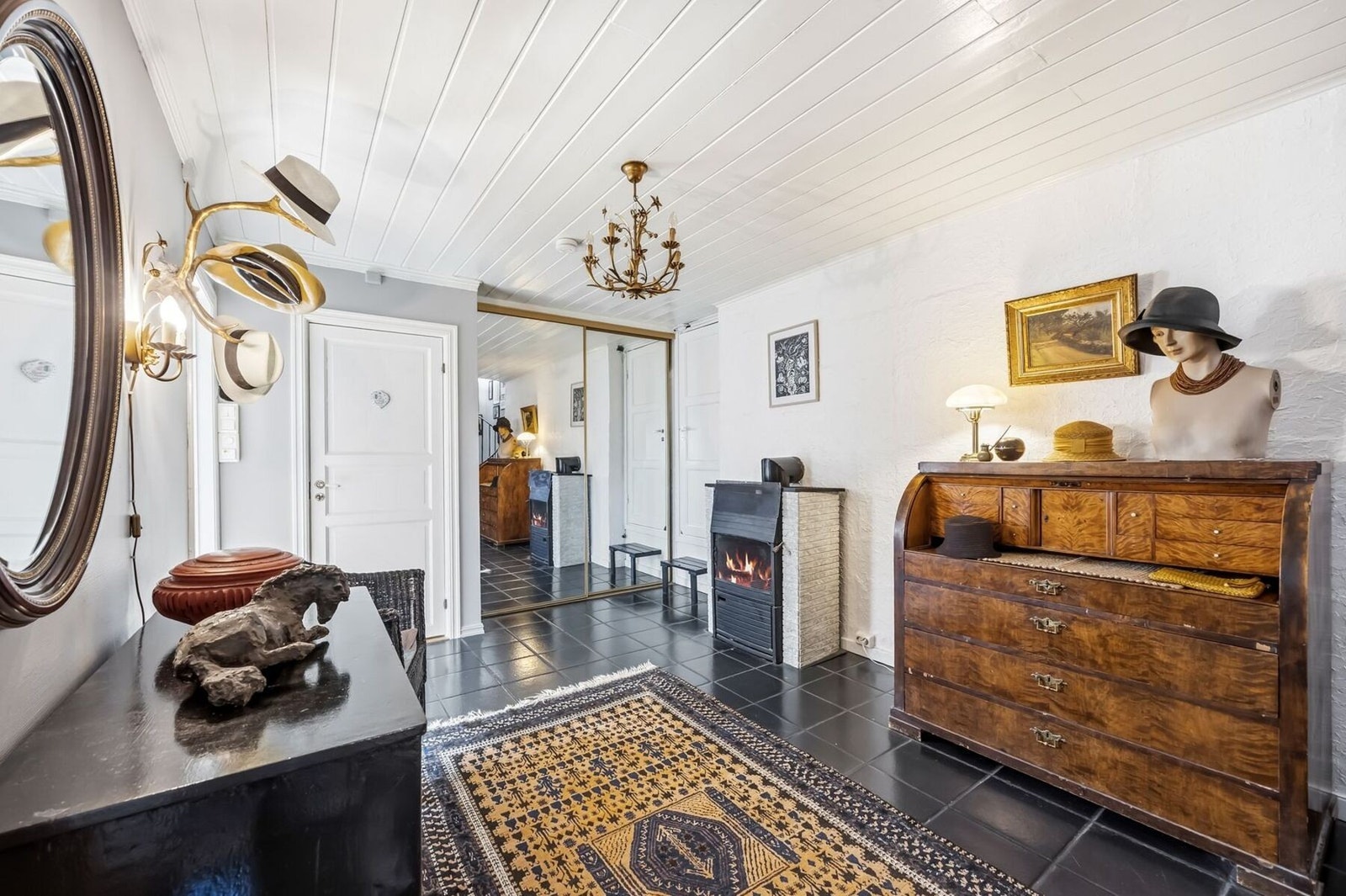 Du møtes av en lun atmosfære og en naturlig overgang inn i hjemmet, med god plass til oppbevaring av yttertøy og sko. Galleribilde