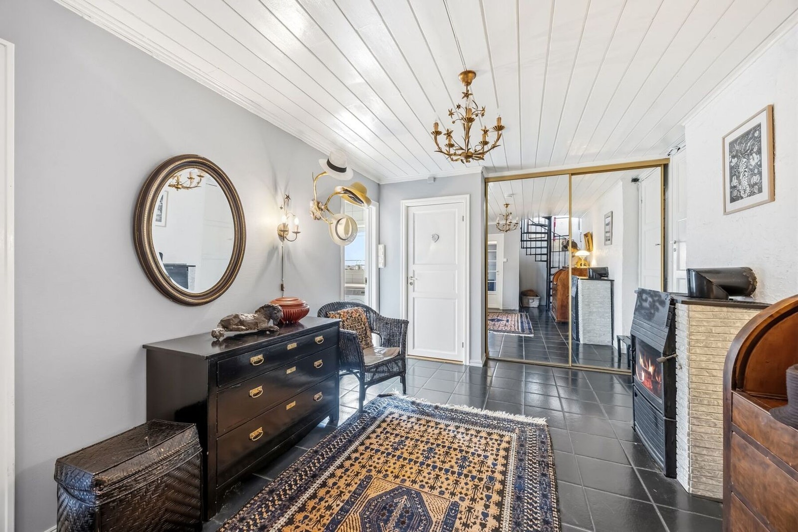 Her ankommer du en stor og flott entré med fliser på gulv og skyvedørsgarderobe med speilfronter. Galleribilde