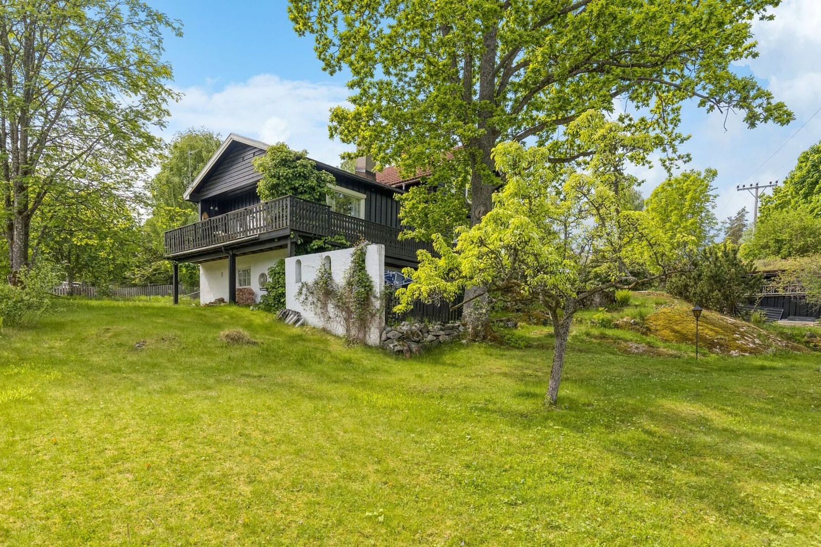 Tomten er på nesten 2 mål og ligger pent og naturlig i terrenget, noe som gir en unik følelse, flotte siktlinjer og en opplevelse av både luft, lys og privatliv. Galleribilde
