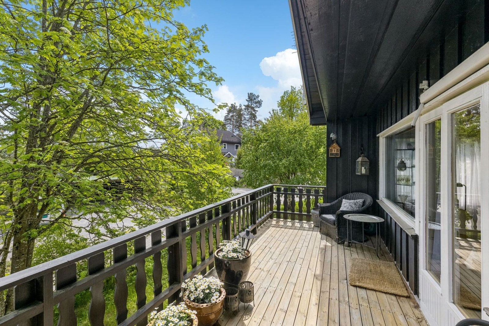 En privat og skjermet uteplass hvor du kan starte dagen med frisk luft og avslutte kvelden i rolige omgivelser. Galleribilde