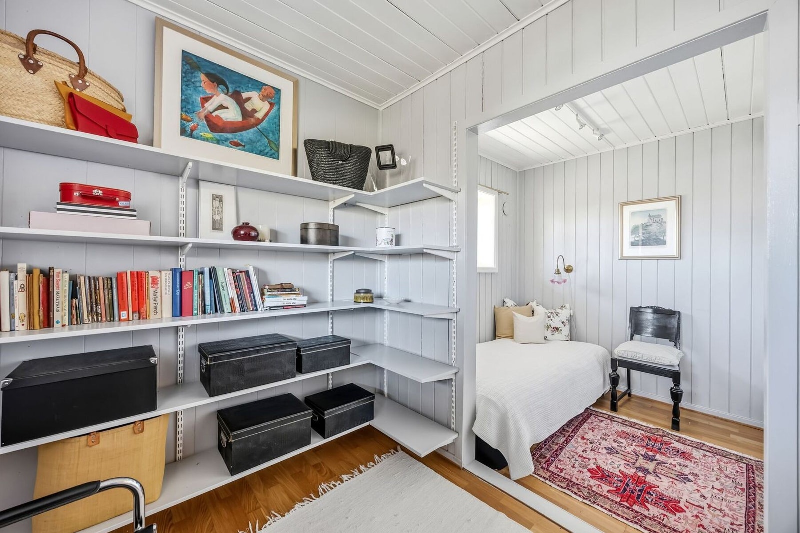 En praktisk og effektiv gang som binder etasjen sammen på en ryddig måte. Planløsningen gir god flyt til underetasjens øvrige rom. Galleribilde