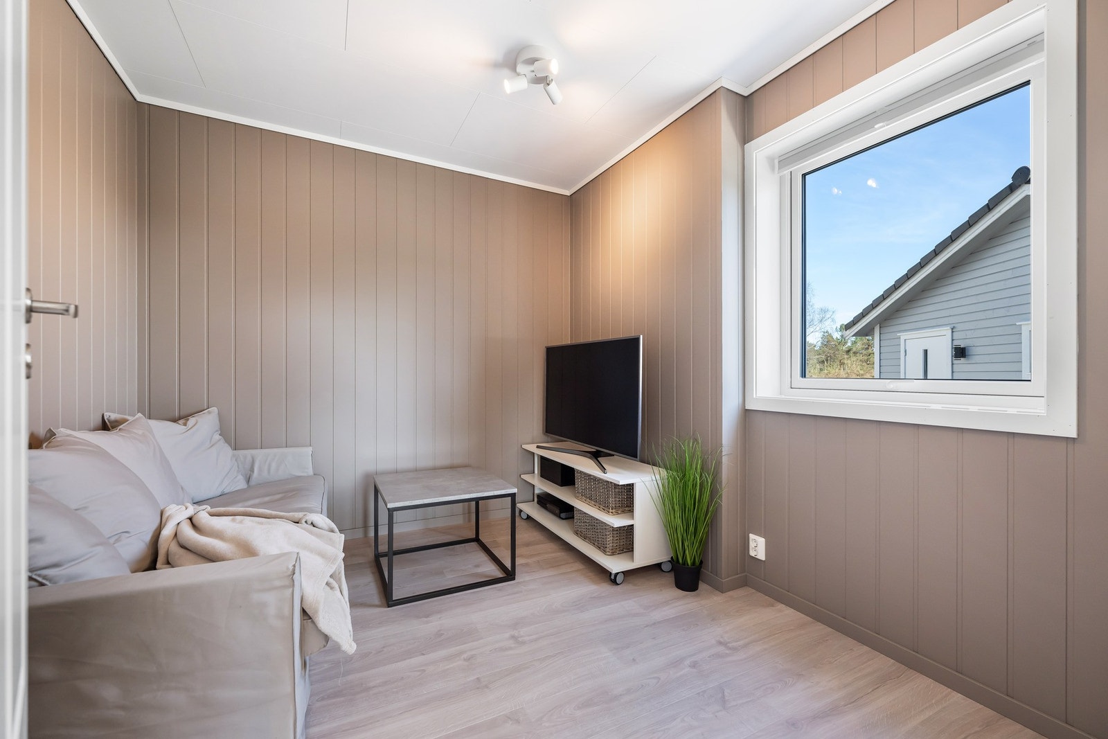 Ett av soverommene er i dag innredet til en tv-stue. Galleribilde