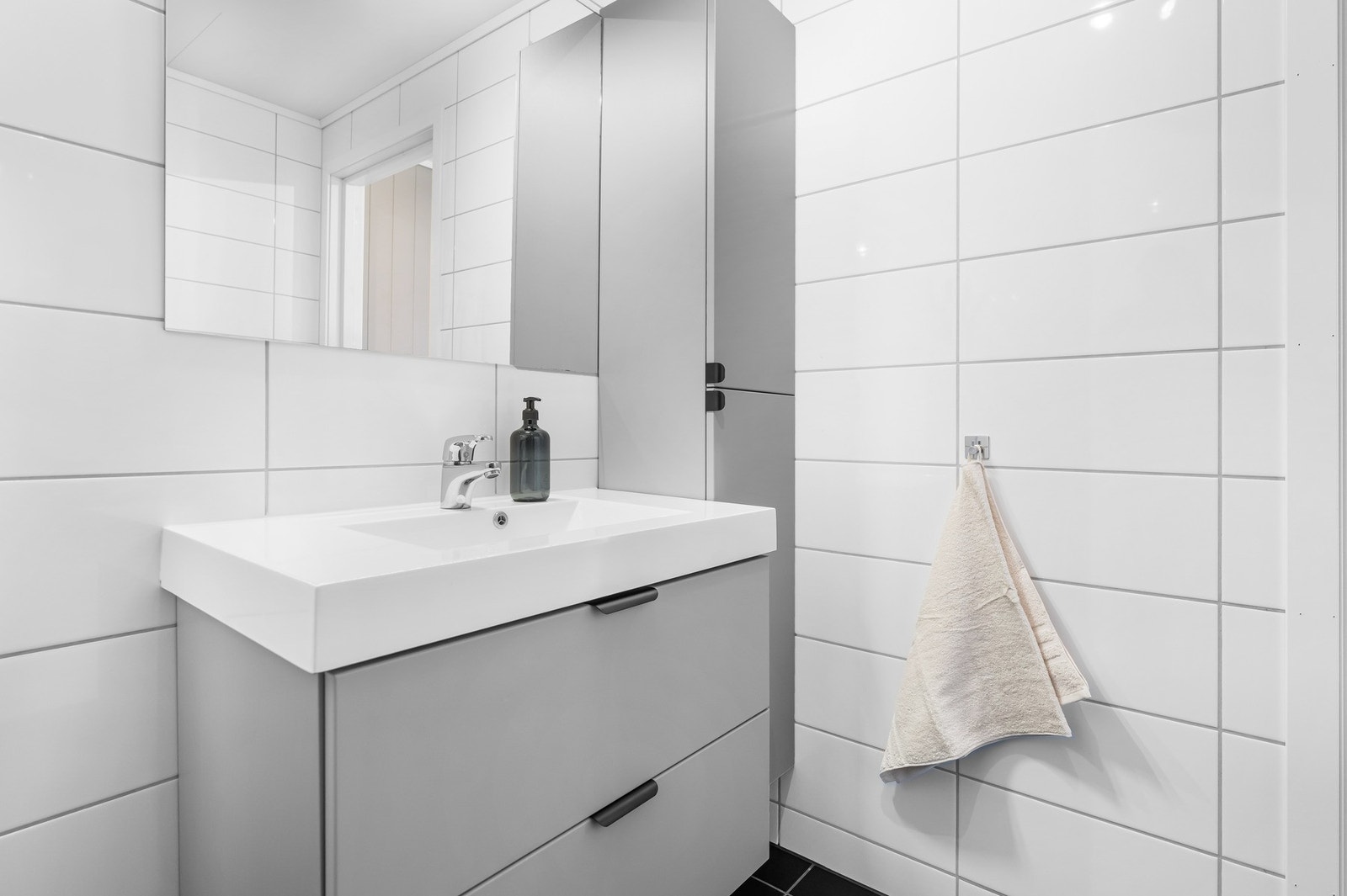 Badet i hovedetasjen er utstyrt med egghengt toalett, dusjhjørne m/glassdører,
veggskap og servant med innredning/speil/belysning. Galleribilde