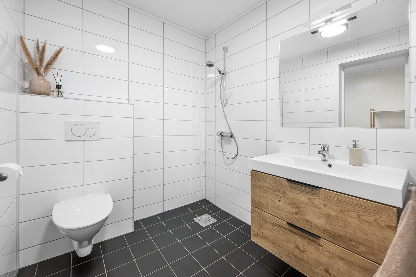 Badet i underetasjen er utstyrt med vegghengt toalett, dusjhjørne og servant med
innredning/speil/belysning. Galleribilde