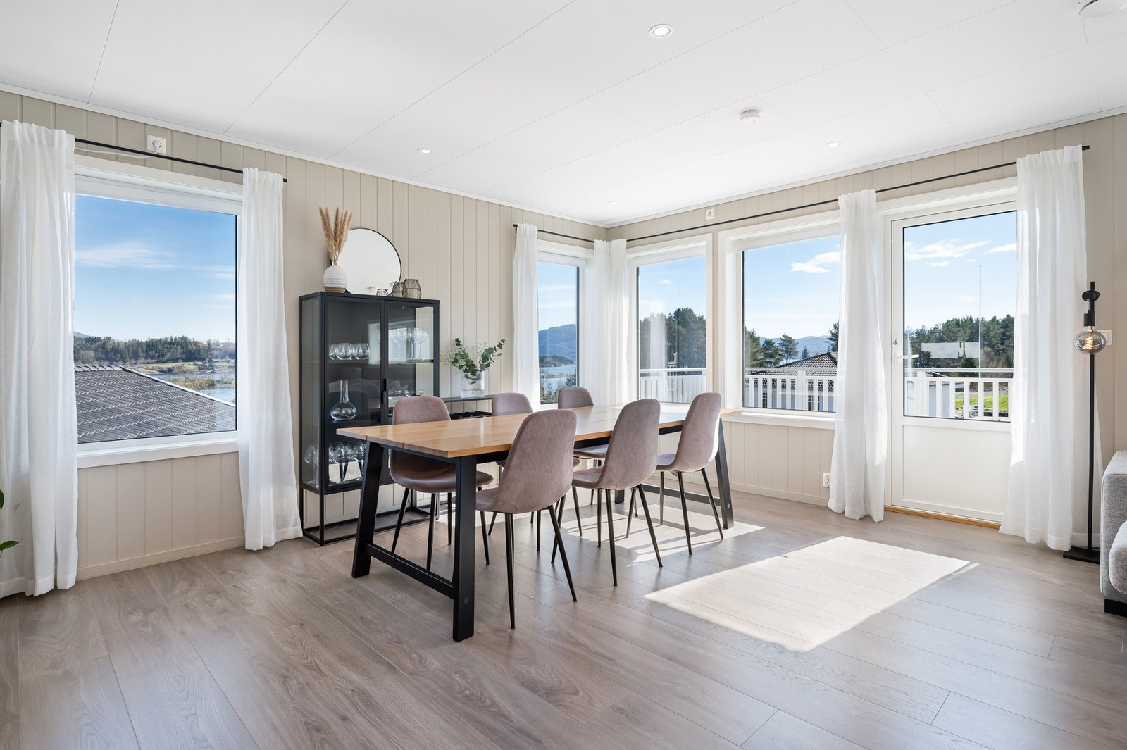Store vindusflater som gir rikelig med lysinnslipp. Galleribilde