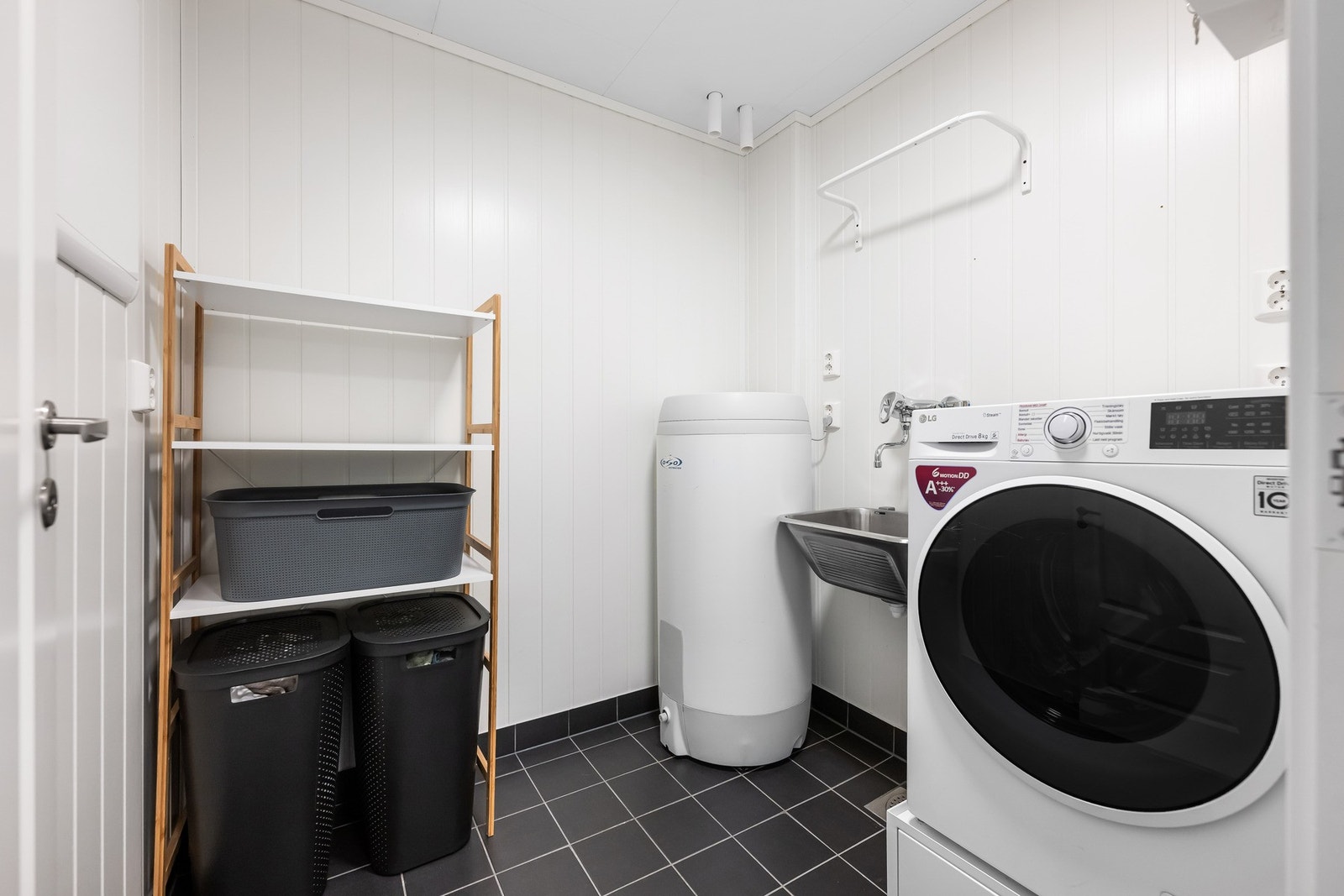 Praktsik vaskerom med opplegg til vaskemaskin, utslagsvask og varmtvannstang. Galleribilde