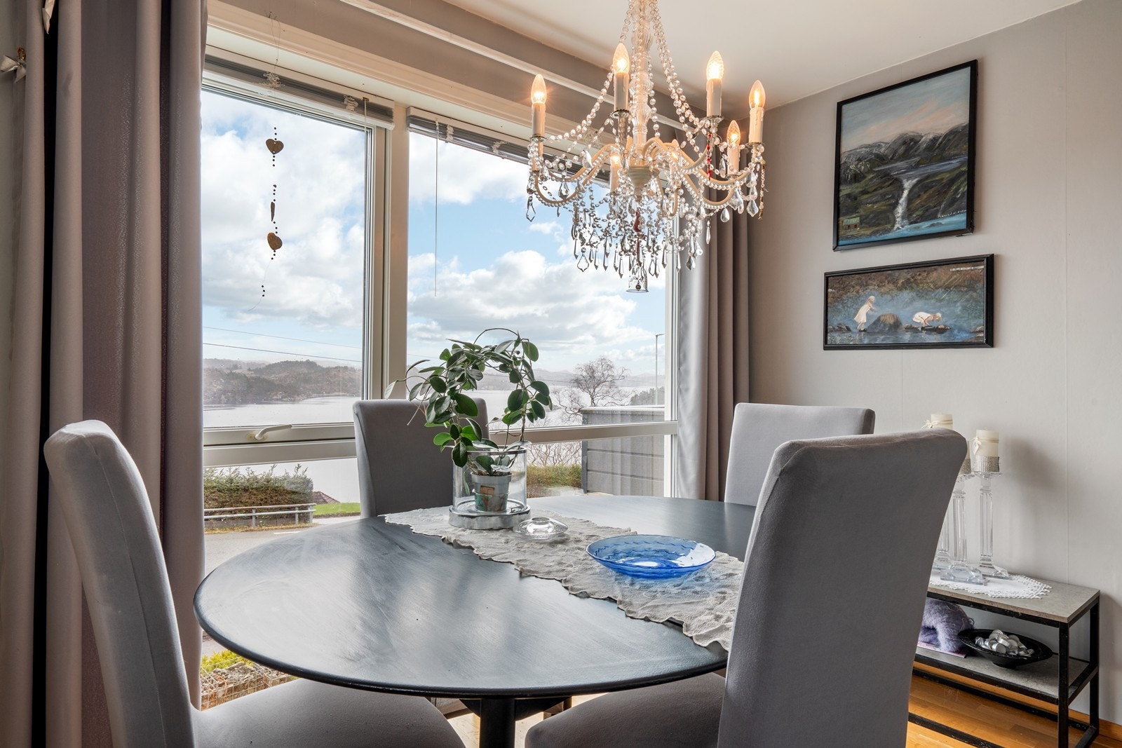 Spiseplass på kjøkken. Galleribilde