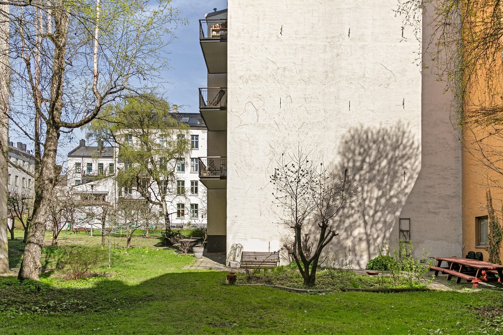 Uteområdet er henvendt mot en frodig bakhage. Disponeres av beboerne i gården. Galleribilde