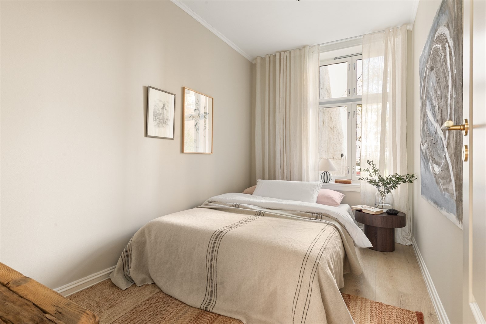 Hovedsoverom med god plass til stor seng og garderobeskap. Galleribilde