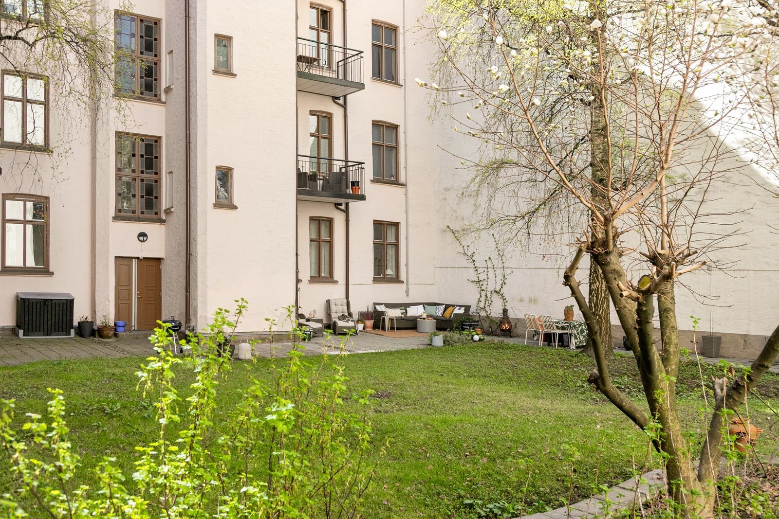Skjermet del av båkgården som i praksis bare benyttes av leilighetens beboere. Området oppleves som en privat sone. Galleribilde