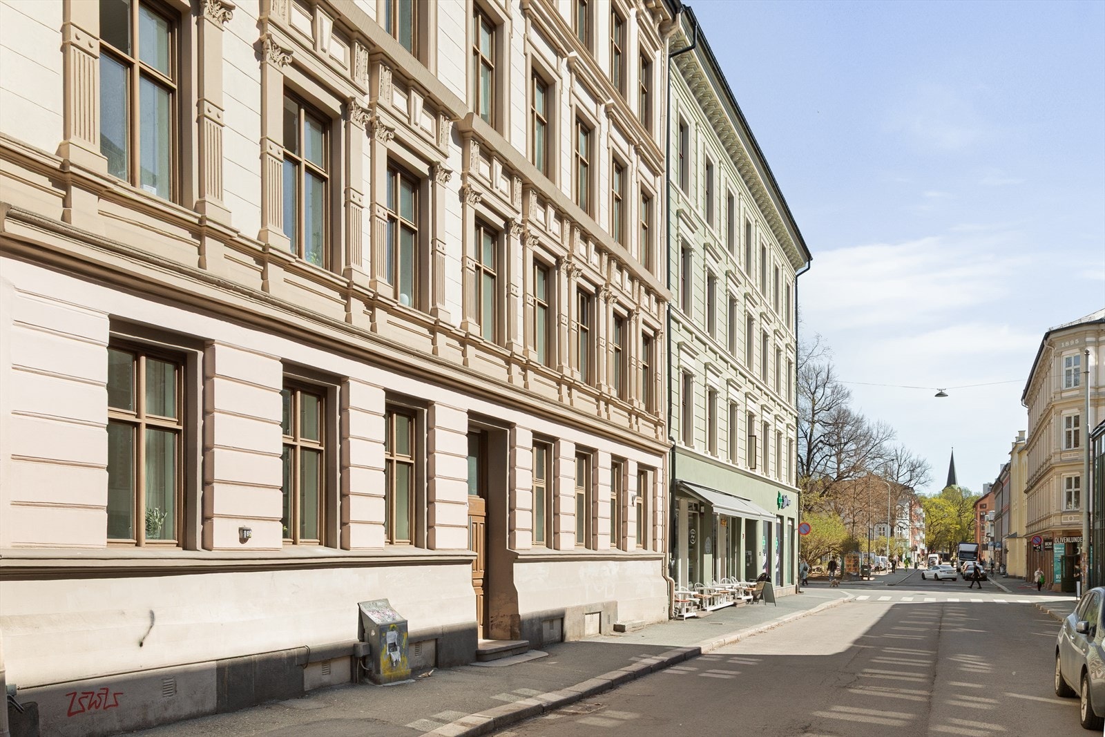 Sofienberggata ble navnsatt i 1864, oppkalt etter løkka Sofienberg. Gården ligger sentralt på Grünerløkka, i et område preget av tett bebyggelse fra sent 1800-tall og nærhet til Sofienbergparken (tidligere kirkegård). Galleribilde