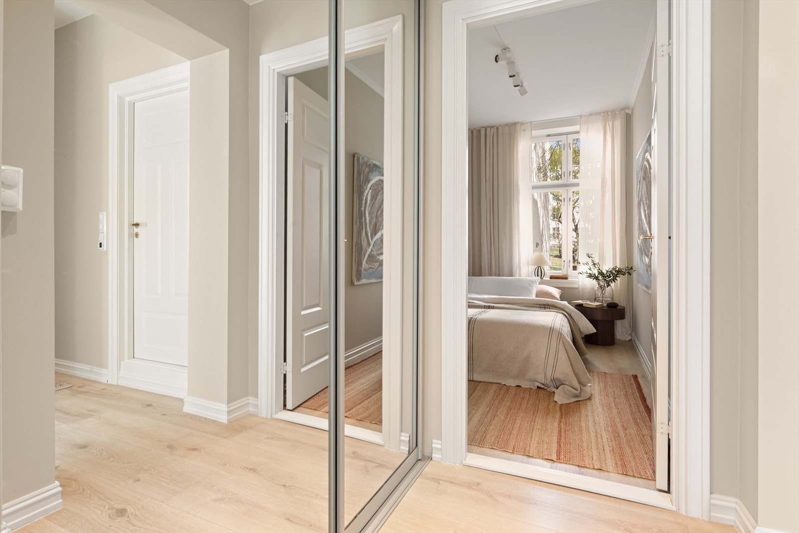 Stor skyvedørsgarderobe i gang. Galleribilde