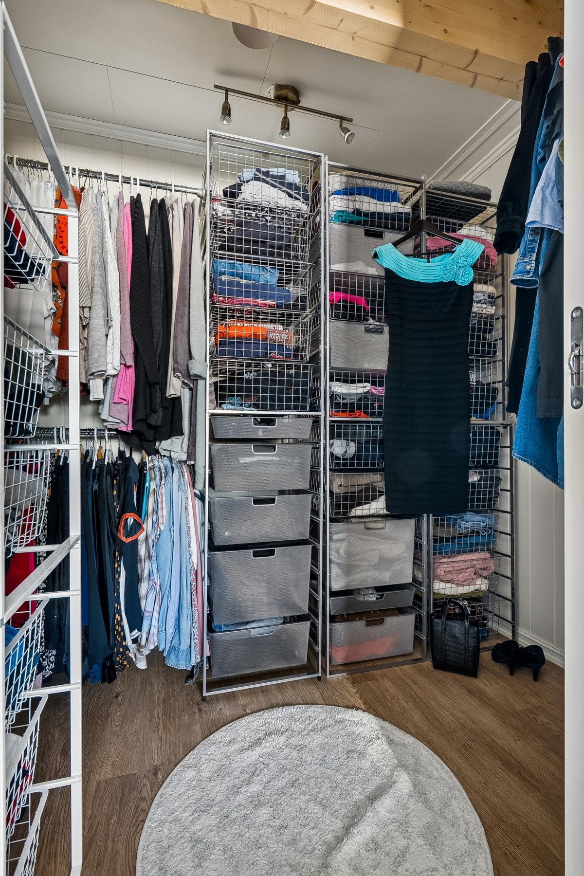 Walk-in garderobe i tilknytning til hovedsoverom Galleribilde