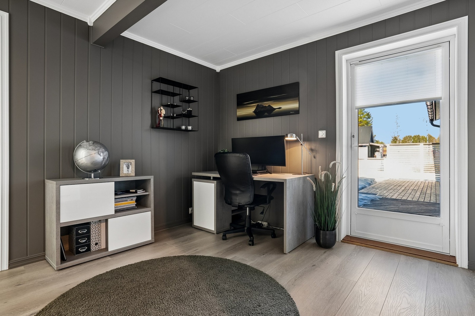 Gang og kontor, utgang til terasse Galleribilde