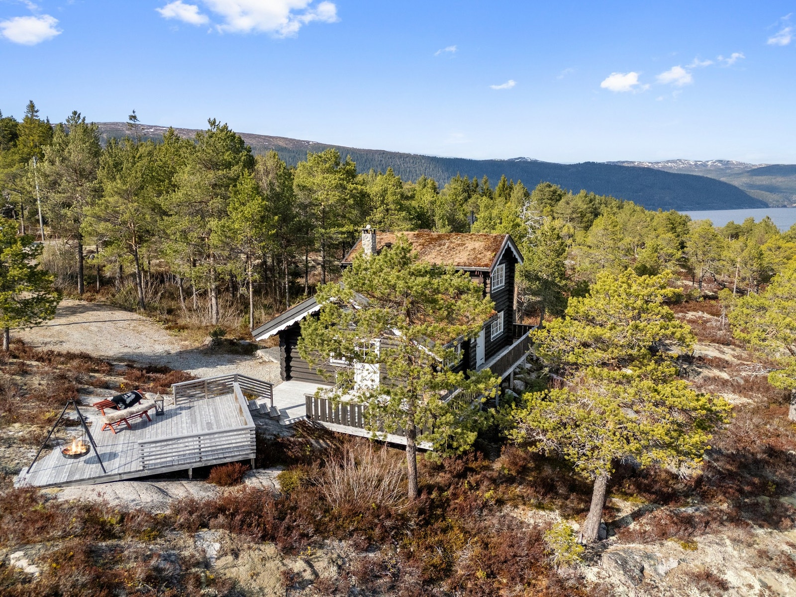 Ligger pent til i terrenget på et høydedrag som gir flotte utsiktsforhold. Galleribilde