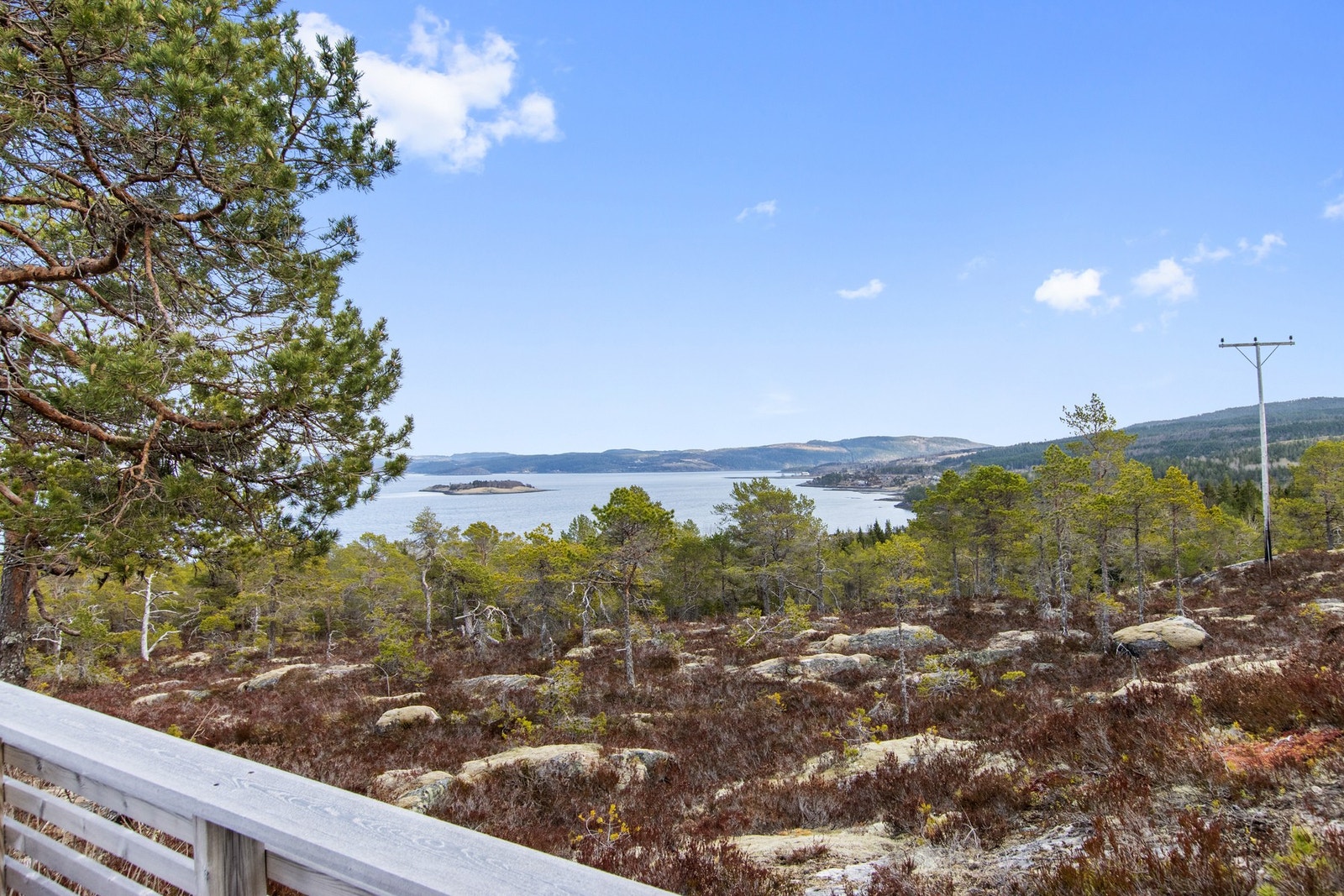 Utsikt og relativ kort veg ned til sjøen. Galleribilde