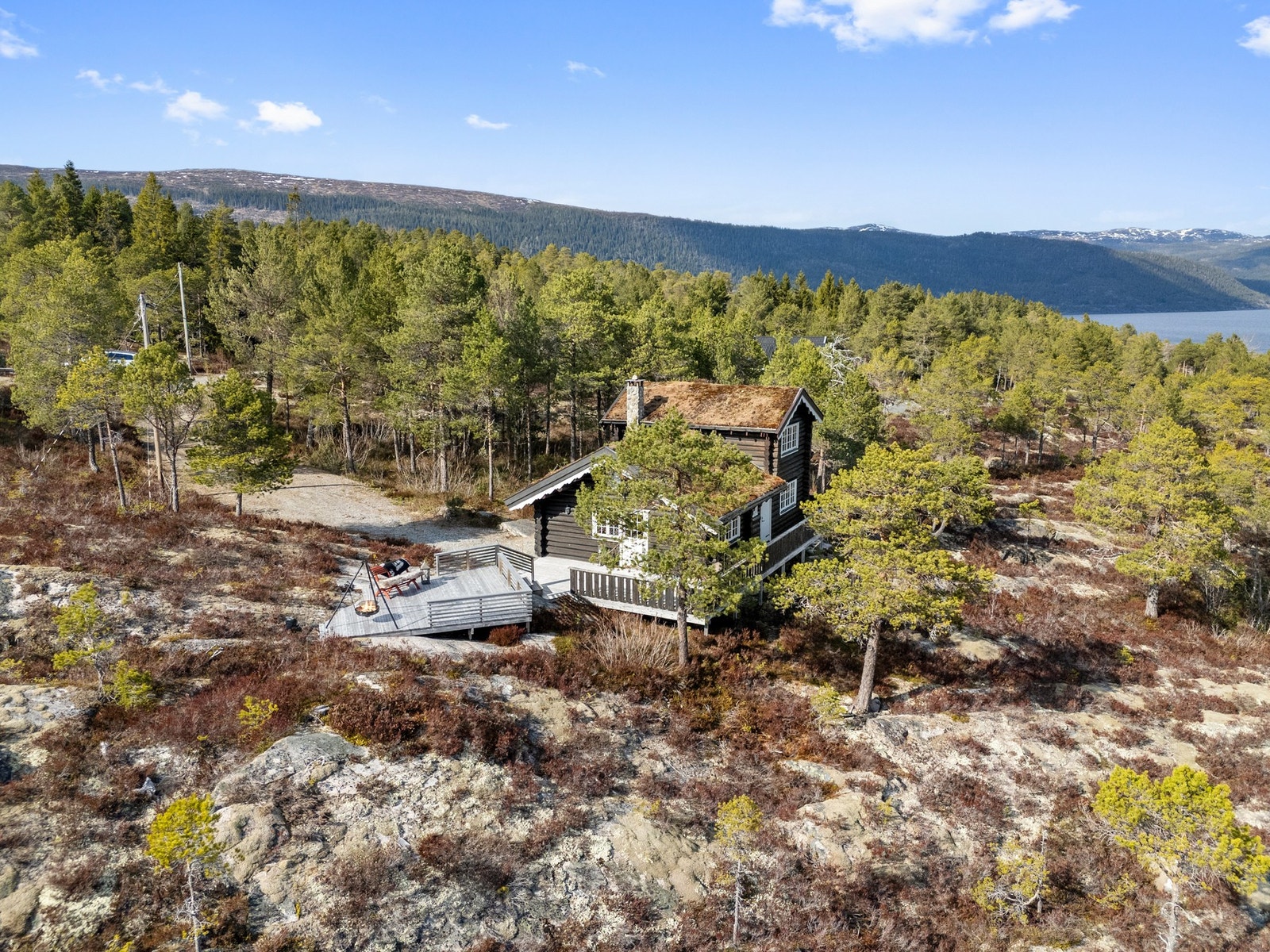 Hytta ligger med lett adkomst og bilveg nesten helt inn. Galleribilde