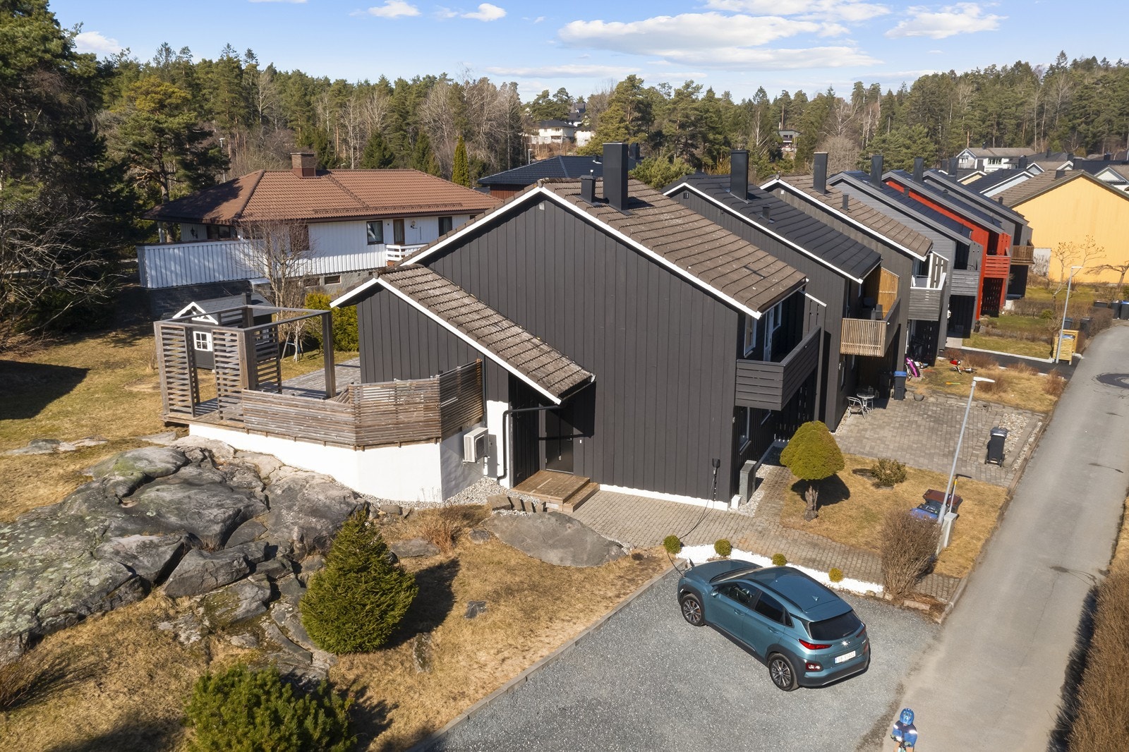 Velkommen til Harebakkveien 38! En gjennomgående oppgradert kjedet enebolig med arealeffektiv planløsning og fasader malt i 2023. Galleribilde