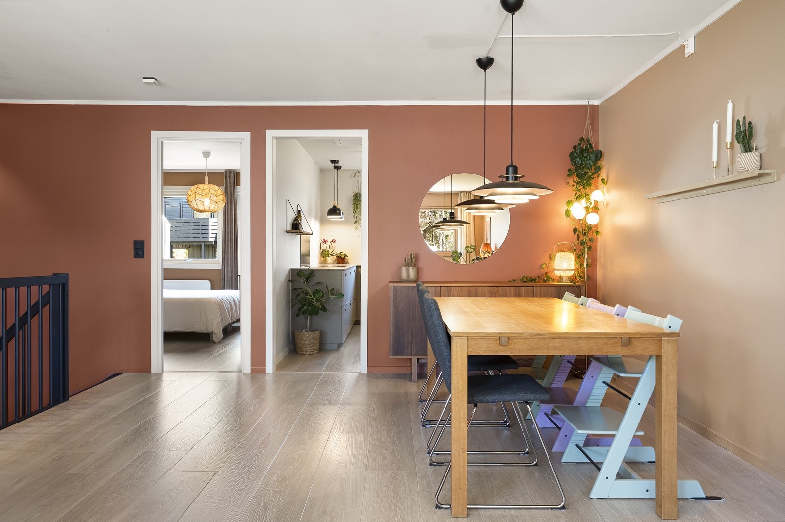 Første etasje rommer en kombinert stue og spisestue, med adkomst til kjøkken og soverom. Boligen har en gjennomført og helhetlig stil, med oppgraderte overflater i de fleste rom. Galleribilde