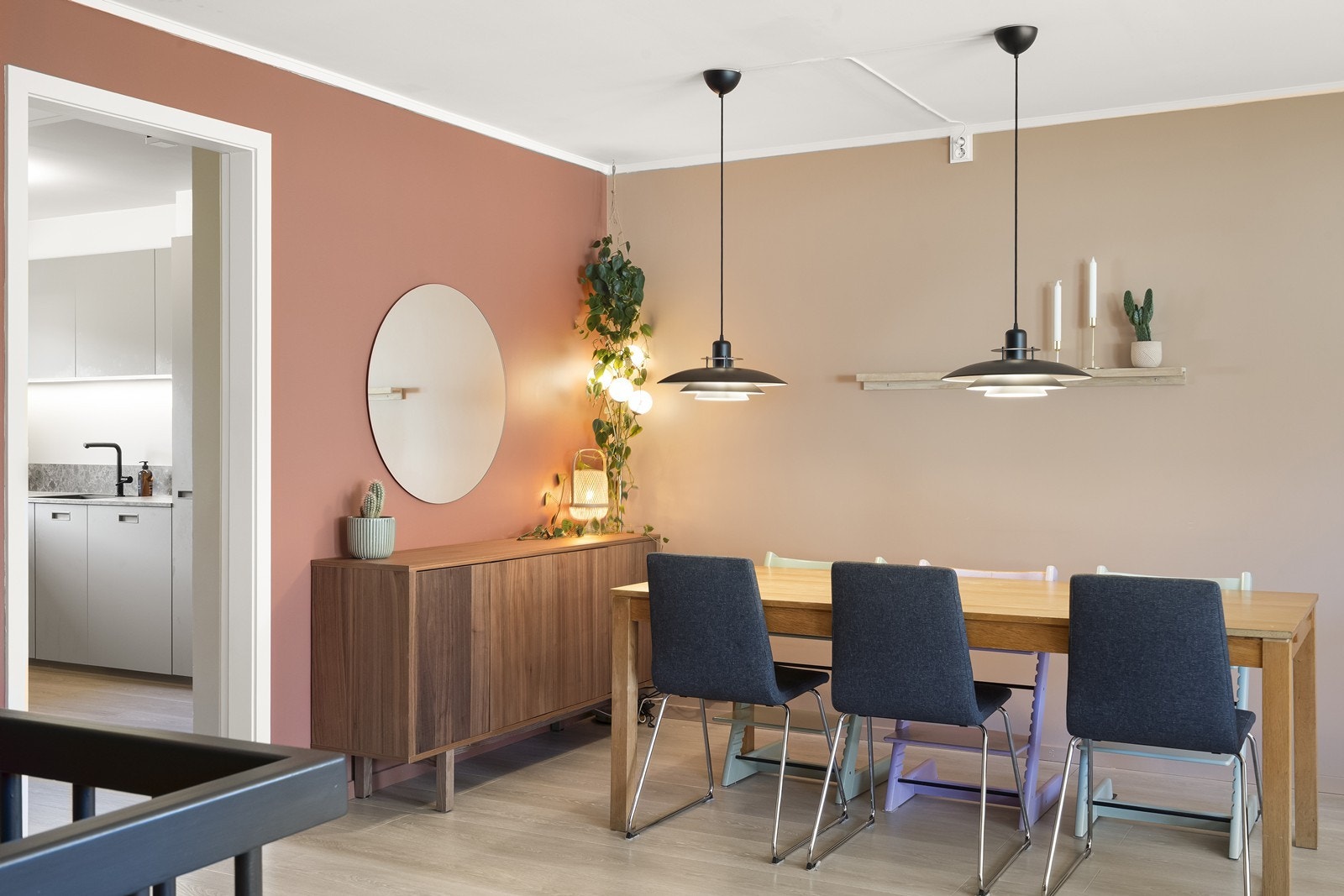 Fra spisestuen er det kort vei til kjøkkenet, noe som gjør servering enkelt og praktisk. Galleribilde