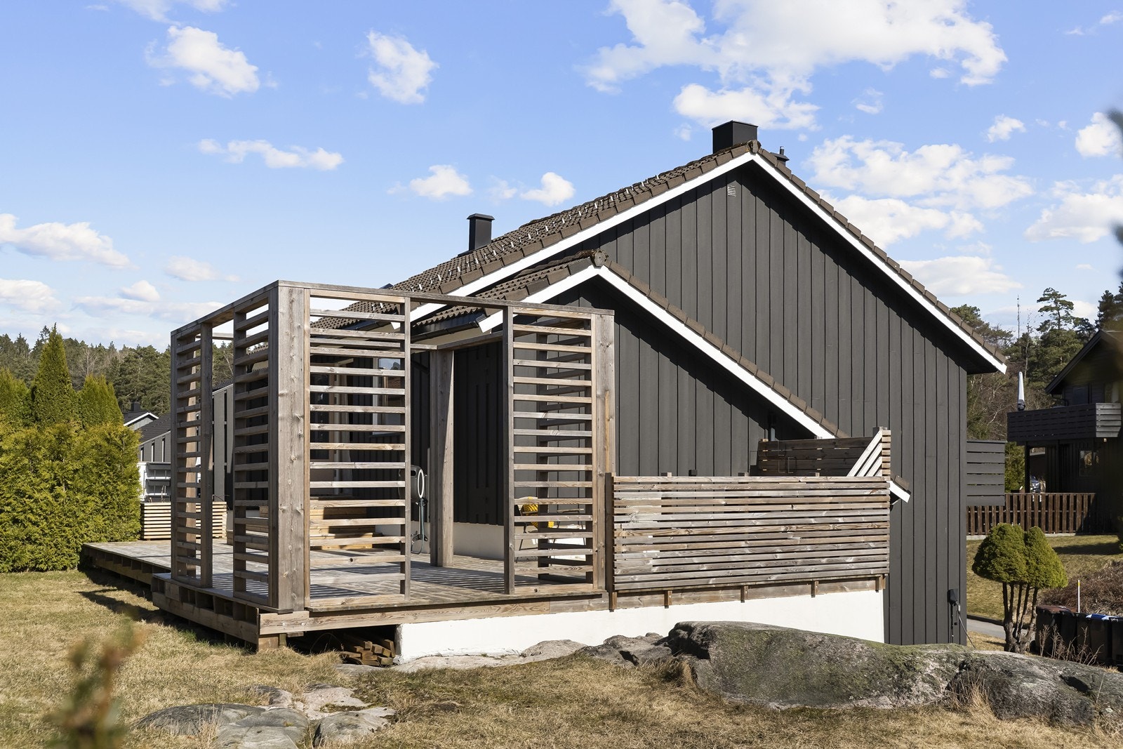 Boligens endebeliggenhet gir ekstra god uteplass. Galleribilde