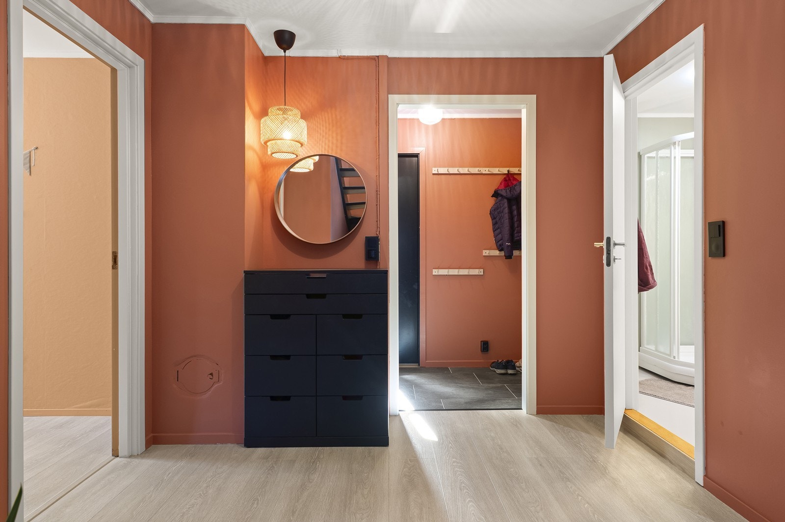 Hallen er et bindeledd i underetasjen. Boligen er utstyrt med smarte komponenter for blant annet lys- og varmestyring. Galleribilde