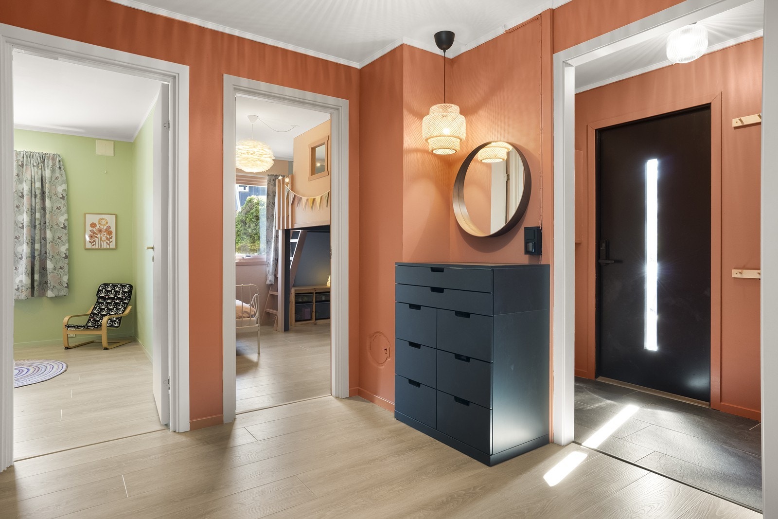 Inngangspartiet i underetasjen har fliser i vindfanget og en hall som gir adkomst til tre soverom, bad, vaskerom og toalettrom. Galleribilde
