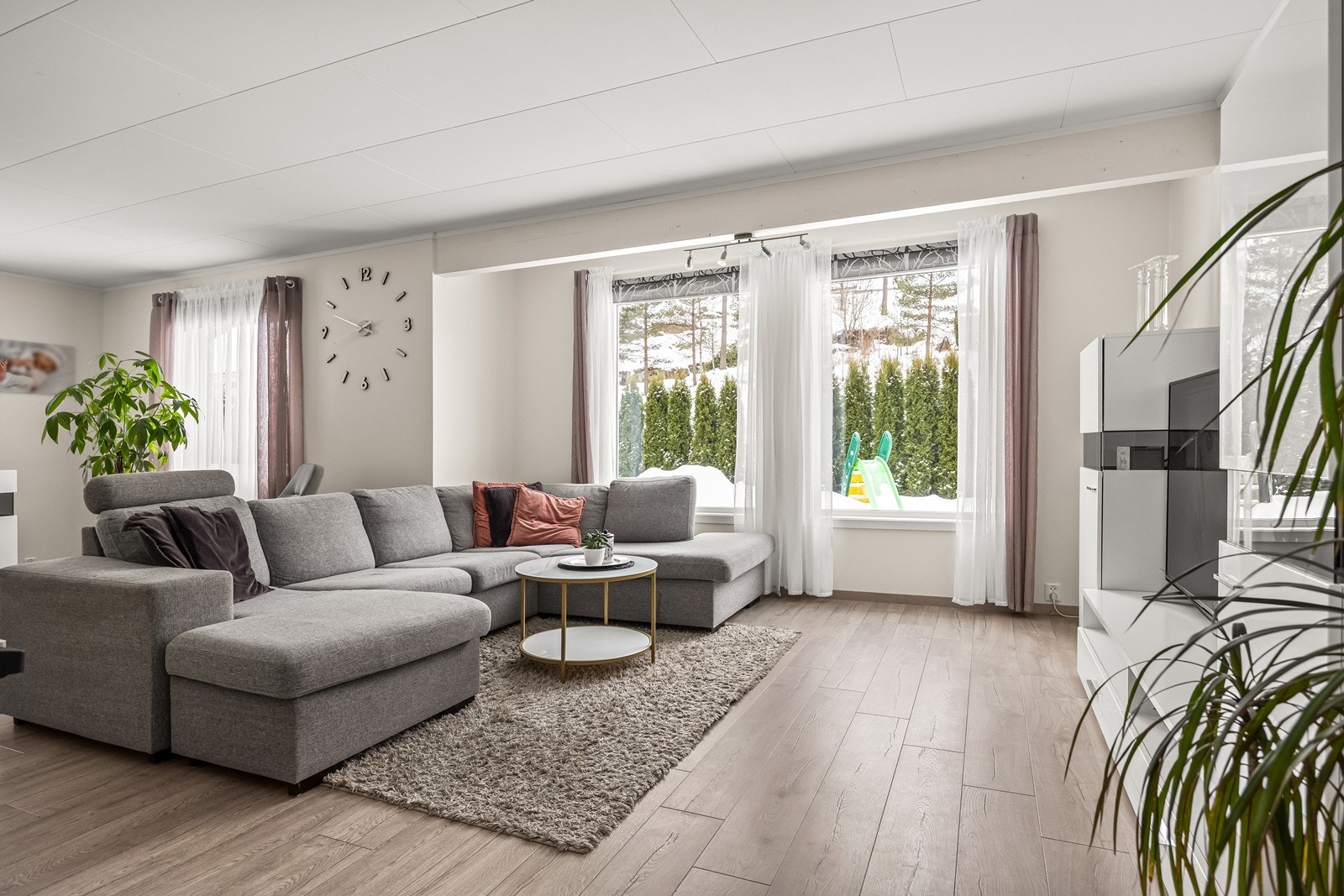 Store vinduer i stuen gir godt med dagslys og utsikt til hagen. Galleribilde