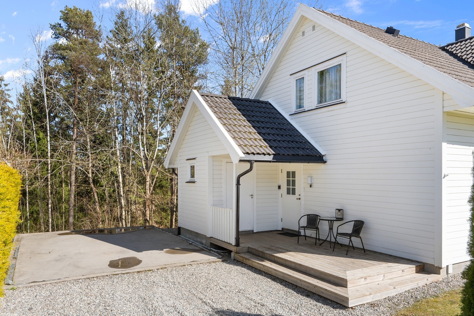 Det er støpt dekke til tiltenkt garasje på eiendommen. Galleribilde