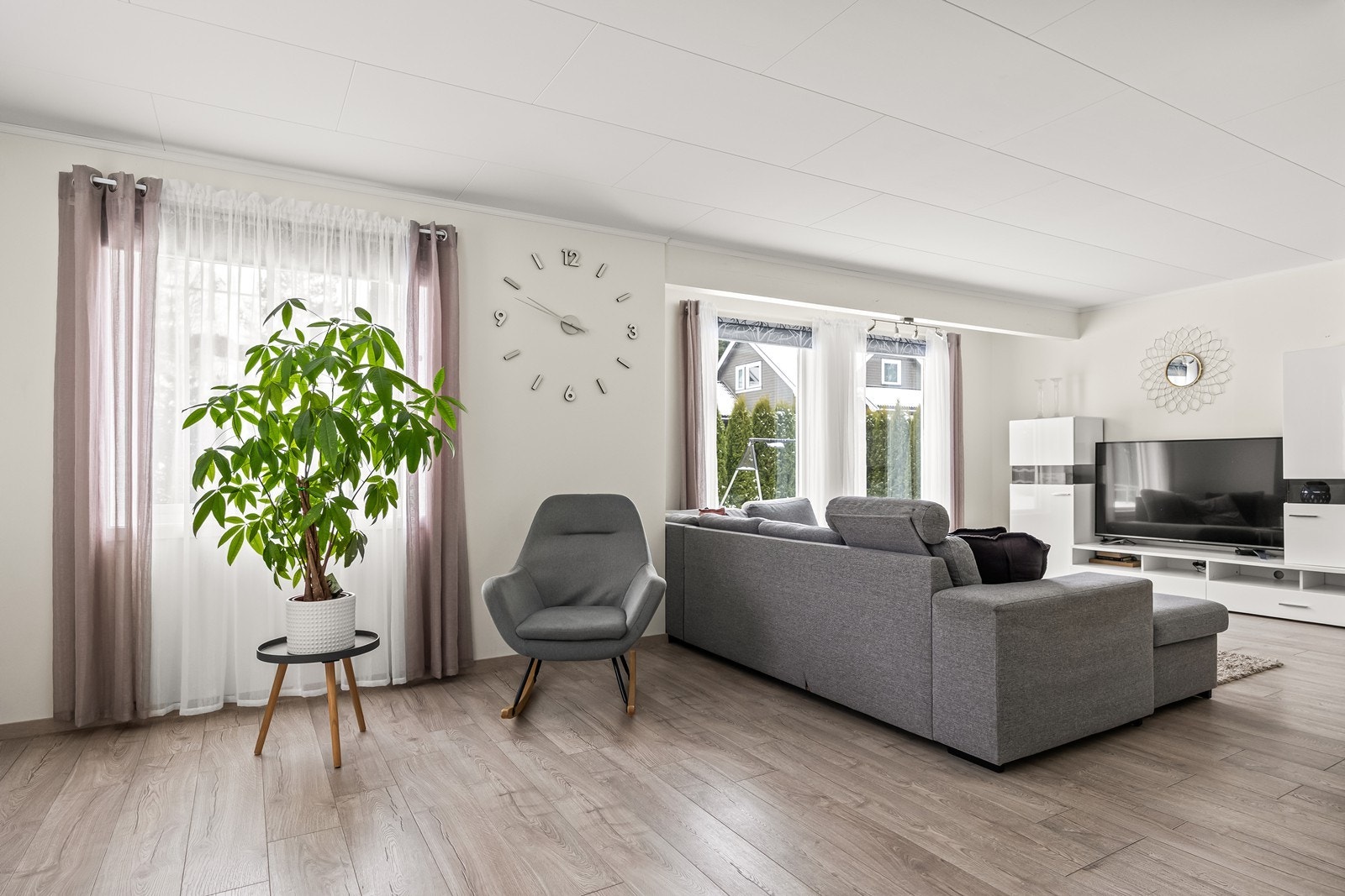 Stuen har laminatgulv og god plass til både sofagruppe og spisebord. Galleribilde