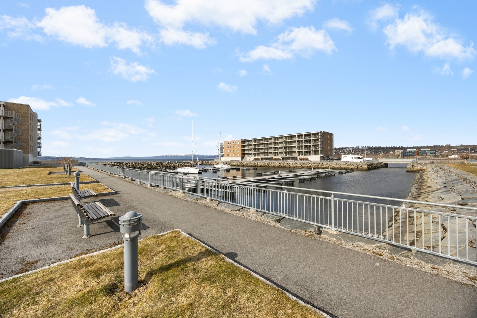 Området i rundt boligen er pent opparbeidet med flere hyggelige sitteplasser hvor man kan nyte utsikten. Galleribilde