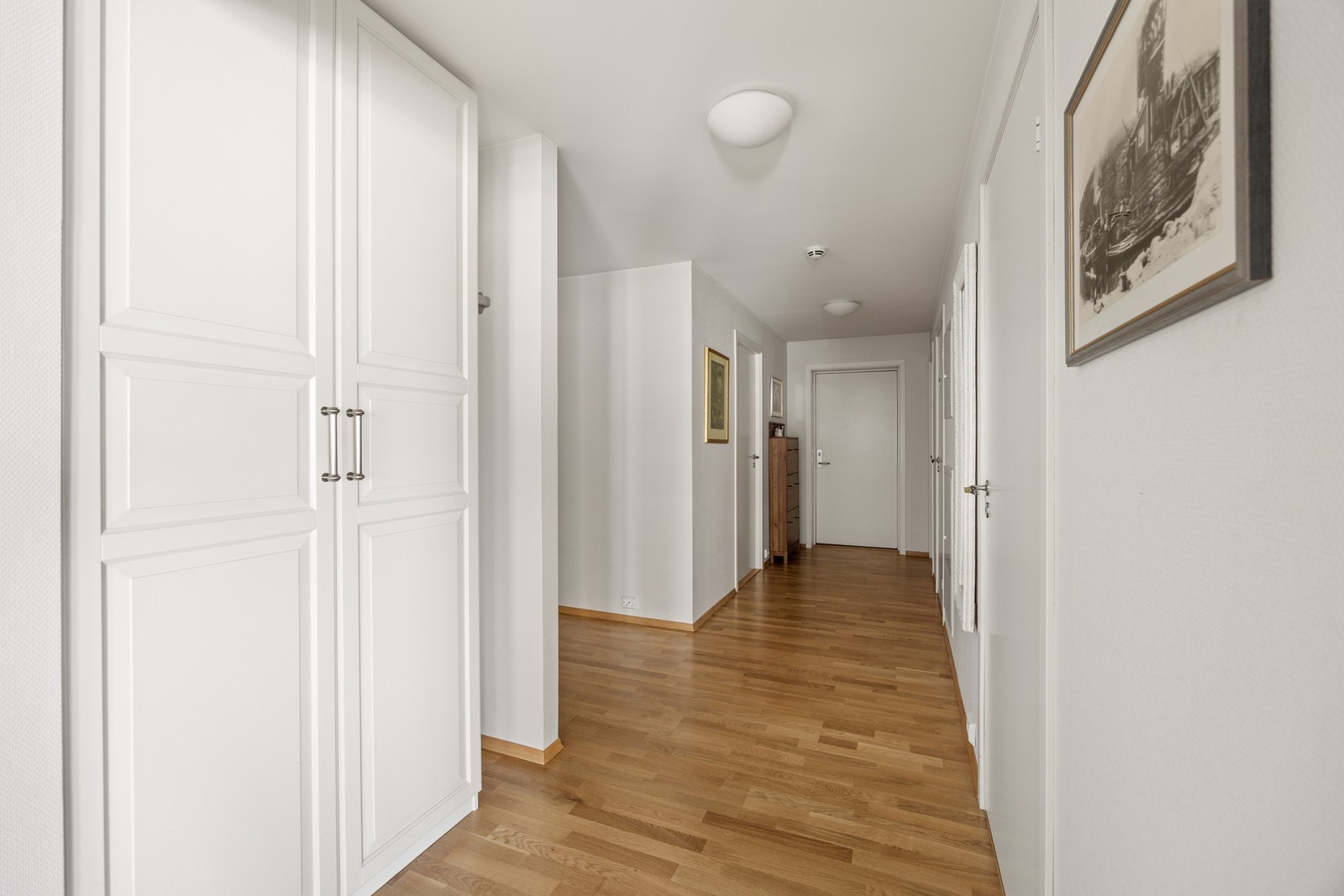 Gang med plass til oppbevaringsmuligheter til å henge av klær og sette sko. Galleribilde