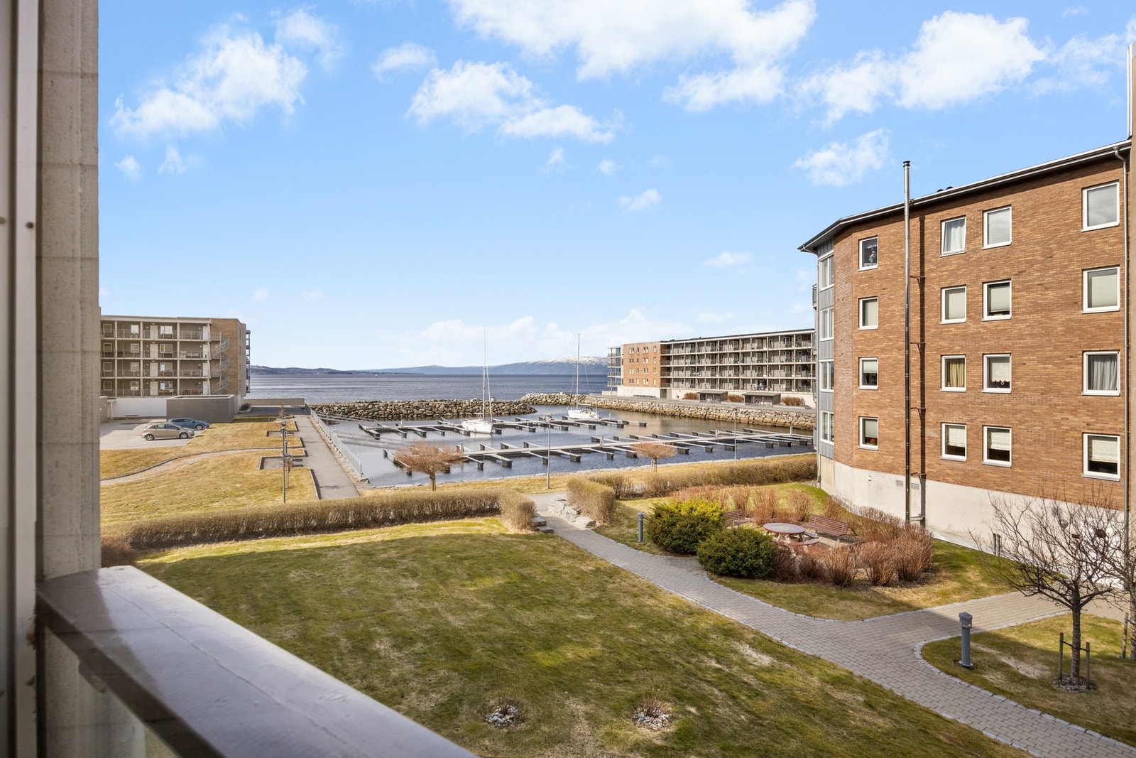 Fra veranda har man flott utsikt mot småbåthavna og Beistadfjorden. Galleribilde