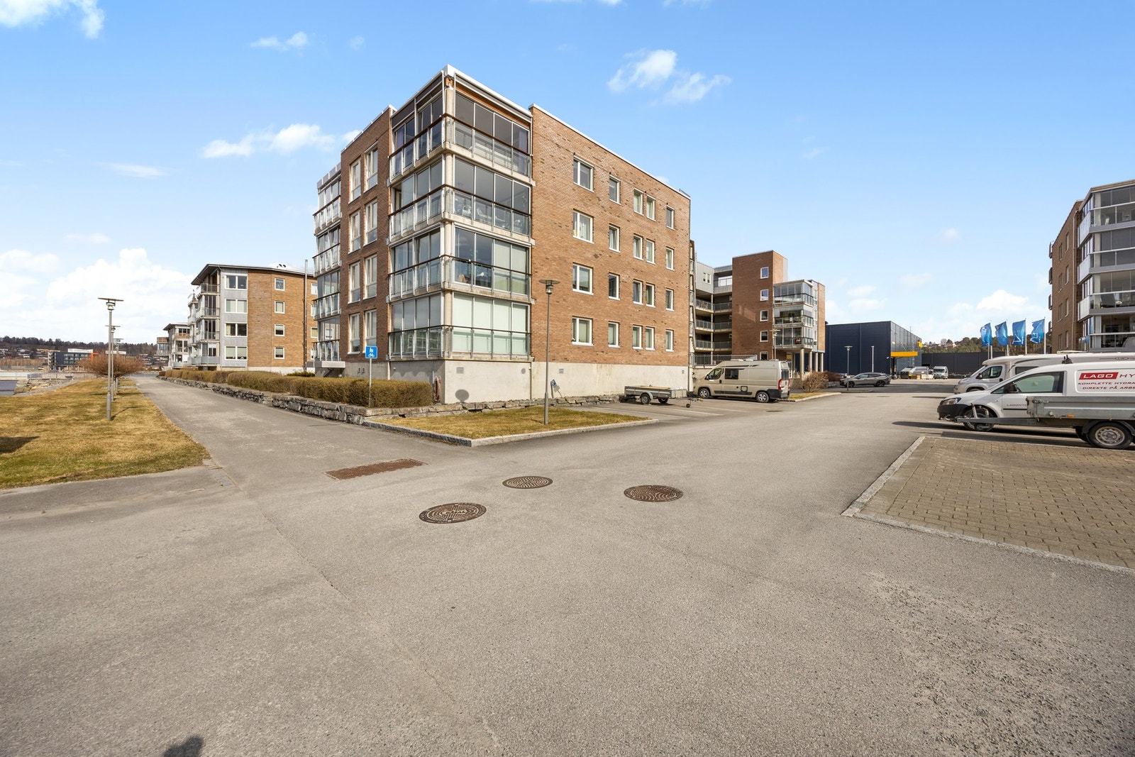 Boligen ligger svært praktisk til ved sjøkanten i Steinkjer sentrum med gangavstand til de fleste servicefasiliteter. Leiligheten ligger i 3.etasje med enkel adkomst via heis. Galleribilde