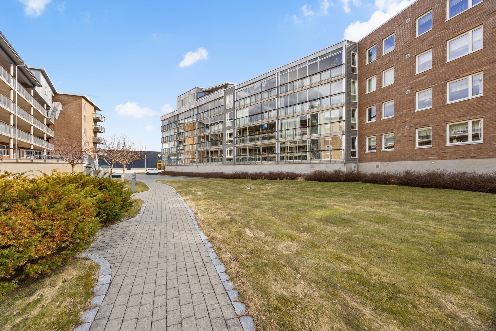 Boligen har felles eid tomt på totalt 2 743 kvm med pent opparbeidet uteområde. Galleribilde
