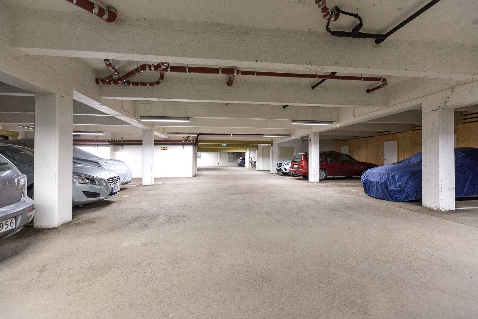 Parkeringsplass i felles p-kjeller merket med nr 106 Galleribilde